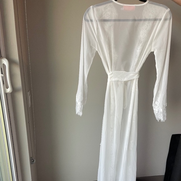 Luxurious Sheer Lace Robe in White - Picture 5 of 6